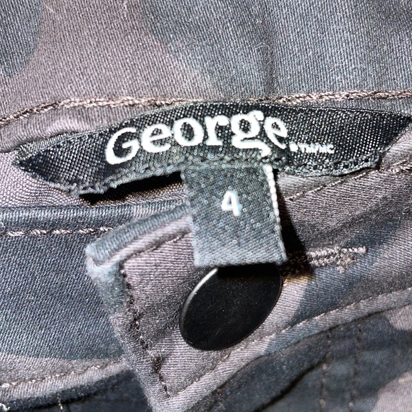 Camo print shorts size 4 pockets in front denim style NWOT - Picture 6 of 6